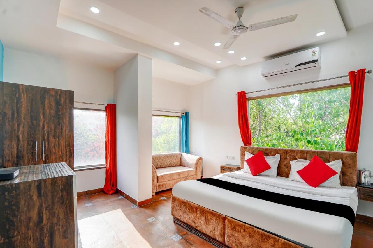 Capital O Mannat Near Shalimar Bagh Metro Station 3* New Delhi