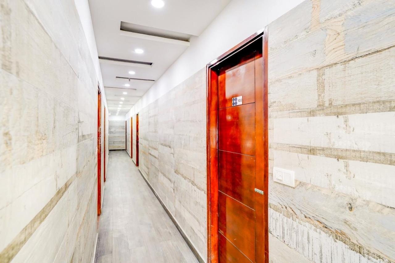Capital O Mannat Near Shalimar Bagh Metro Station Hotel New Delhi