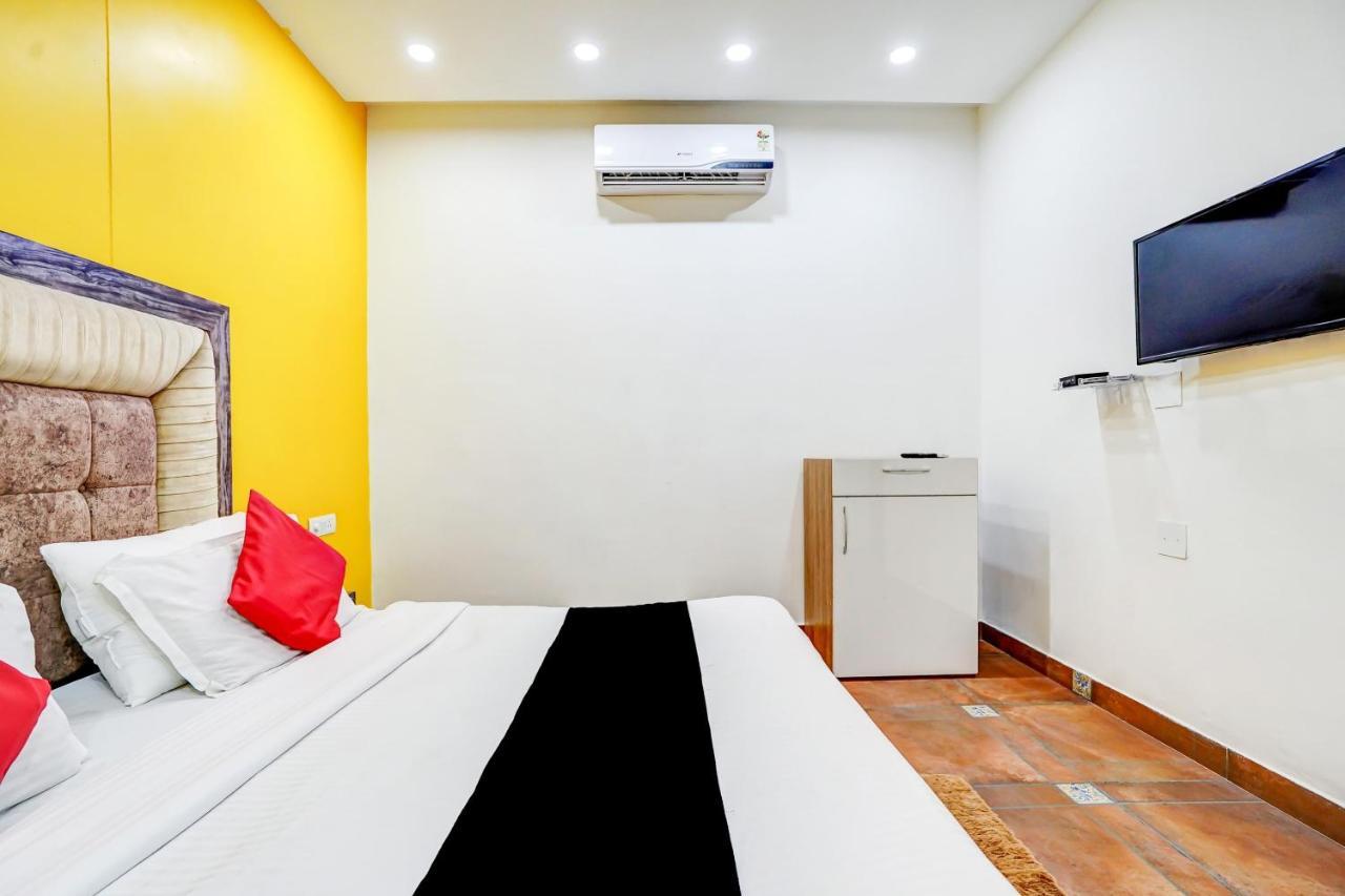 Capital O Mannat Near Shalimar Bagh Metro Station 3* New Delhi