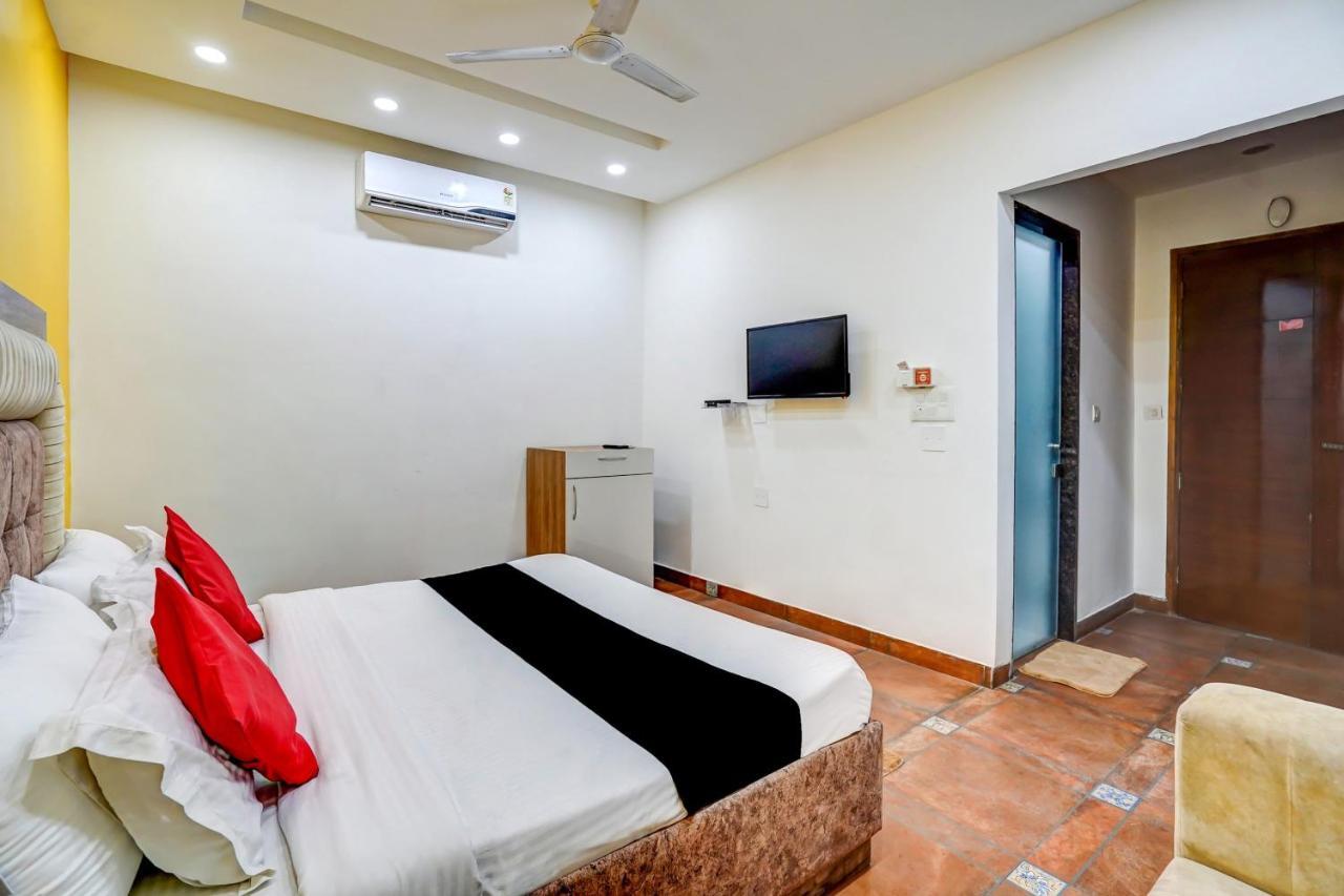 Capital O Mannat Near Shalimar Bagh Metro Station Hotel