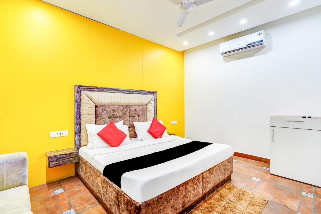 Capital O Mannat Near Shalimar Bagh Metro Station Hotel
