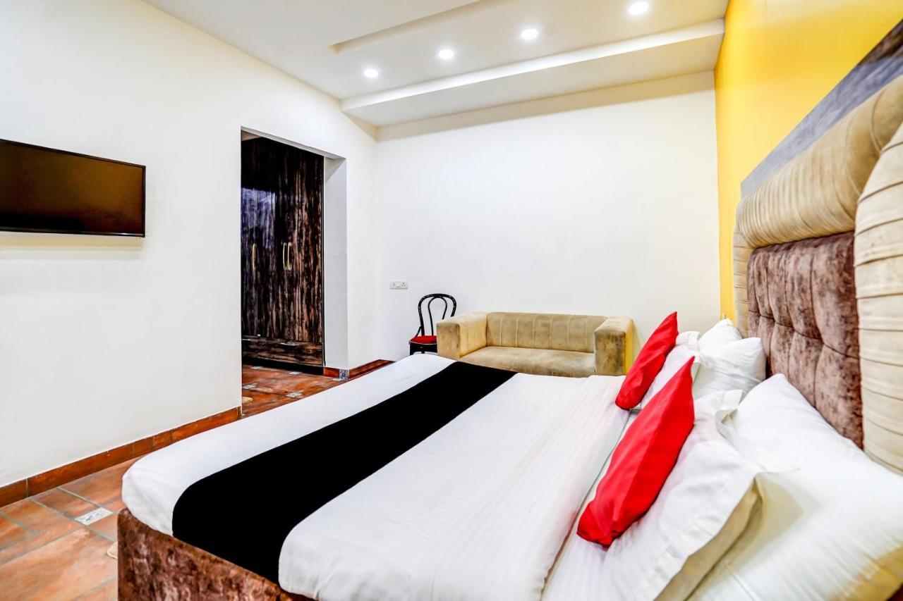Capital O Mannat Near Shalimar Bagh Metro Station 3* New Delhi