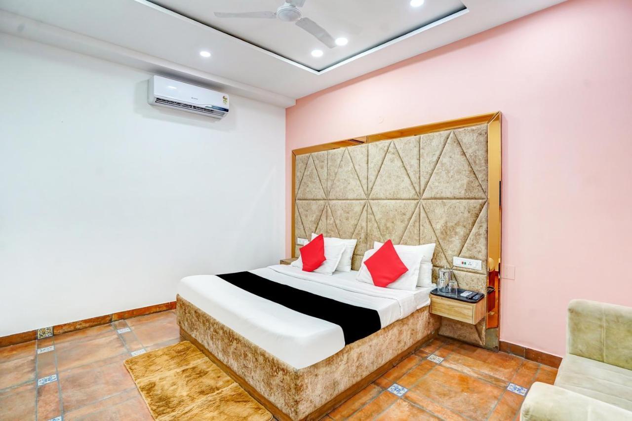 Capital O Mannat Near Shalimar Bagh Metro Station Hotel 3*