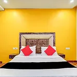 Capital O Mannat Near Shalimar Bagh Metro Station