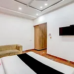 Capital O Mannat Near Shalimar Bagh Metro Station