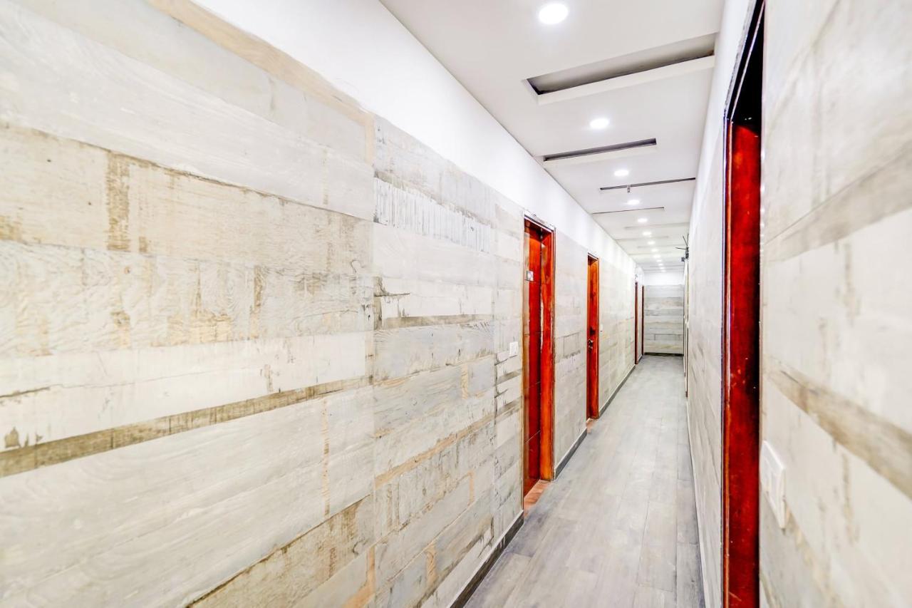 Hotel Capital O Mannat Near Shalimar Bagh Metro Station New Delhi