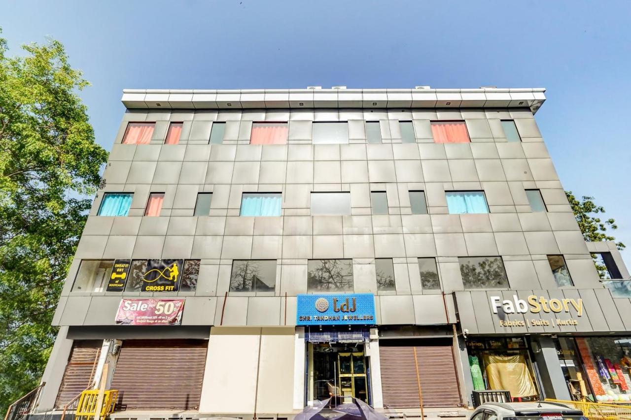 Capital O Mannat Near Shalimar Bagh Metro Station Hotel