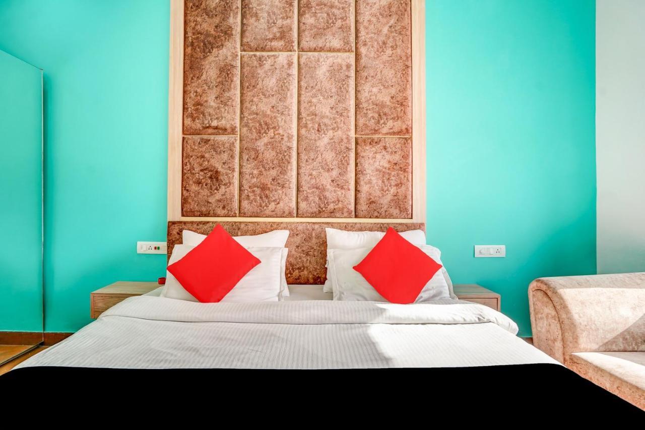 Capital O Mannat Near Shalimar Bagh Metro Station