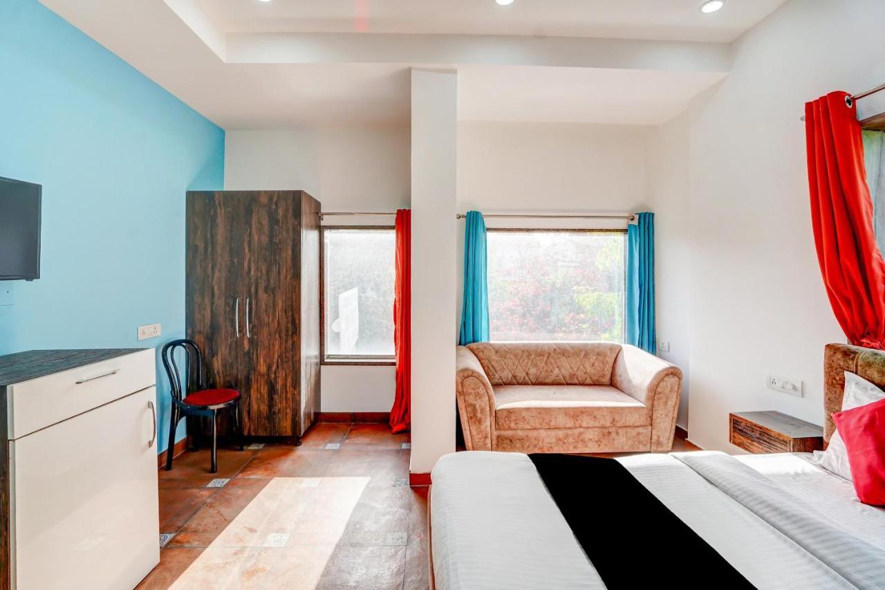 Capital O Mannat Near Shalimar Bagh Metro Station Hotel 3*