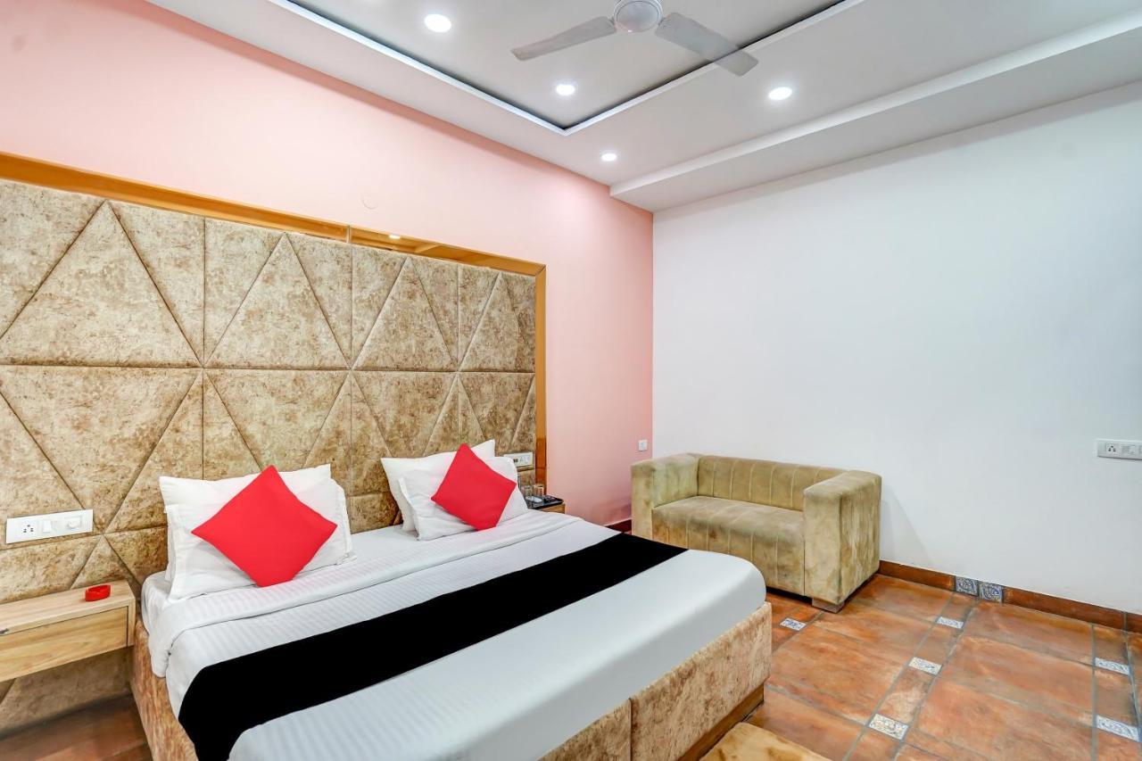 Capital O Mannat Near Shalimar Bagh Metro Station Hotel New Delhi