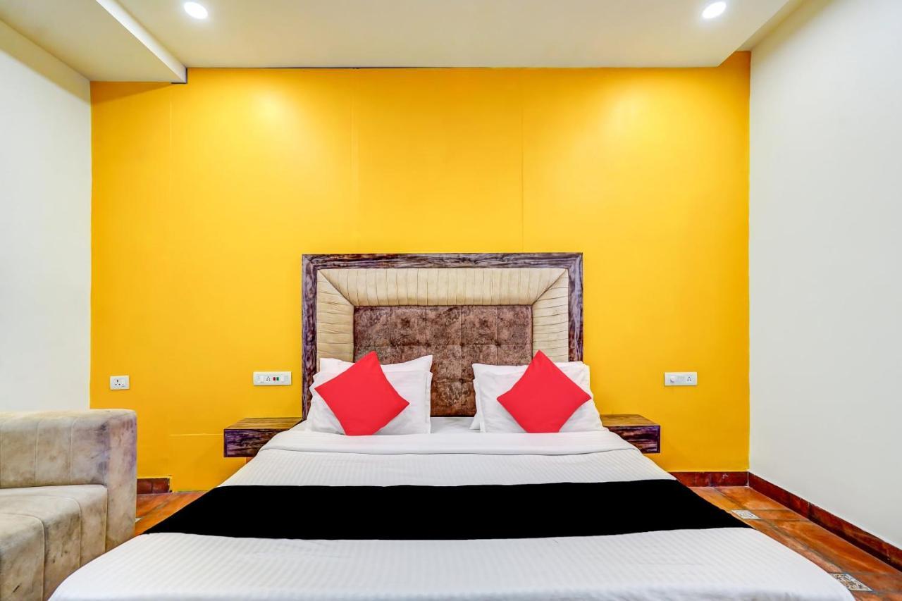 Capital O Mannat Near Shalimar Bagh Metro Station Hotel 3*