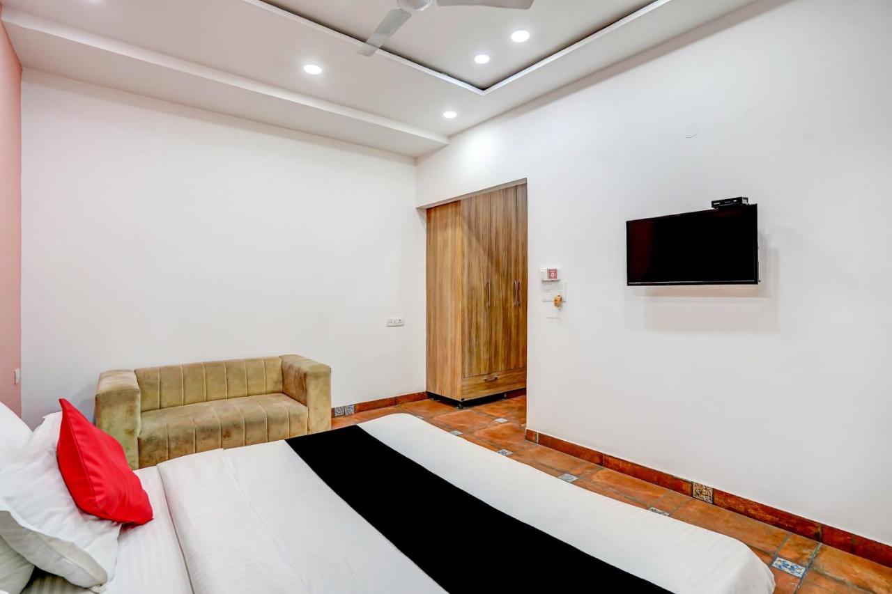 Capital O Mannat Near Shalimar Bagh Metro Station Hotel New Delhi
