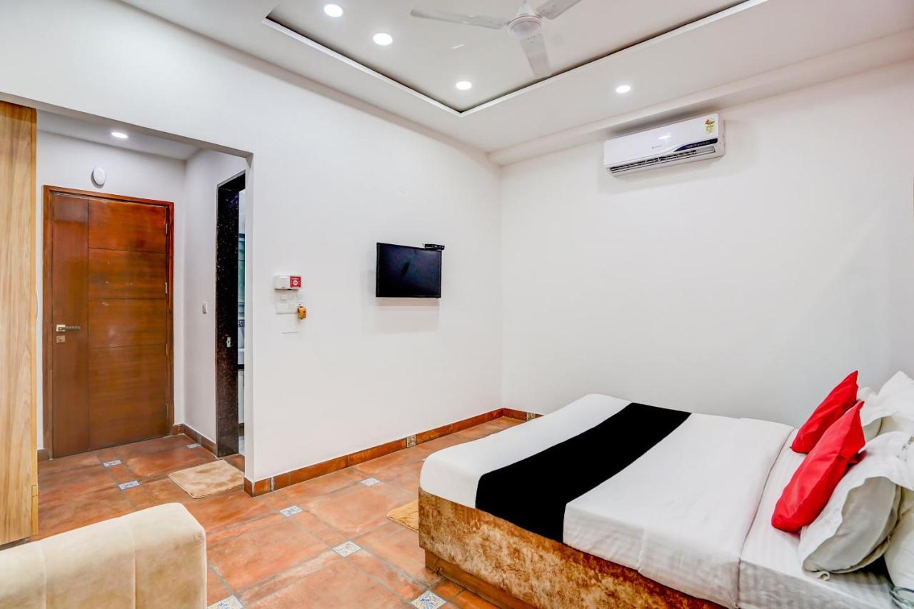 Capital O Mannat Near Shalimar Bagh Metro Station New Delhi