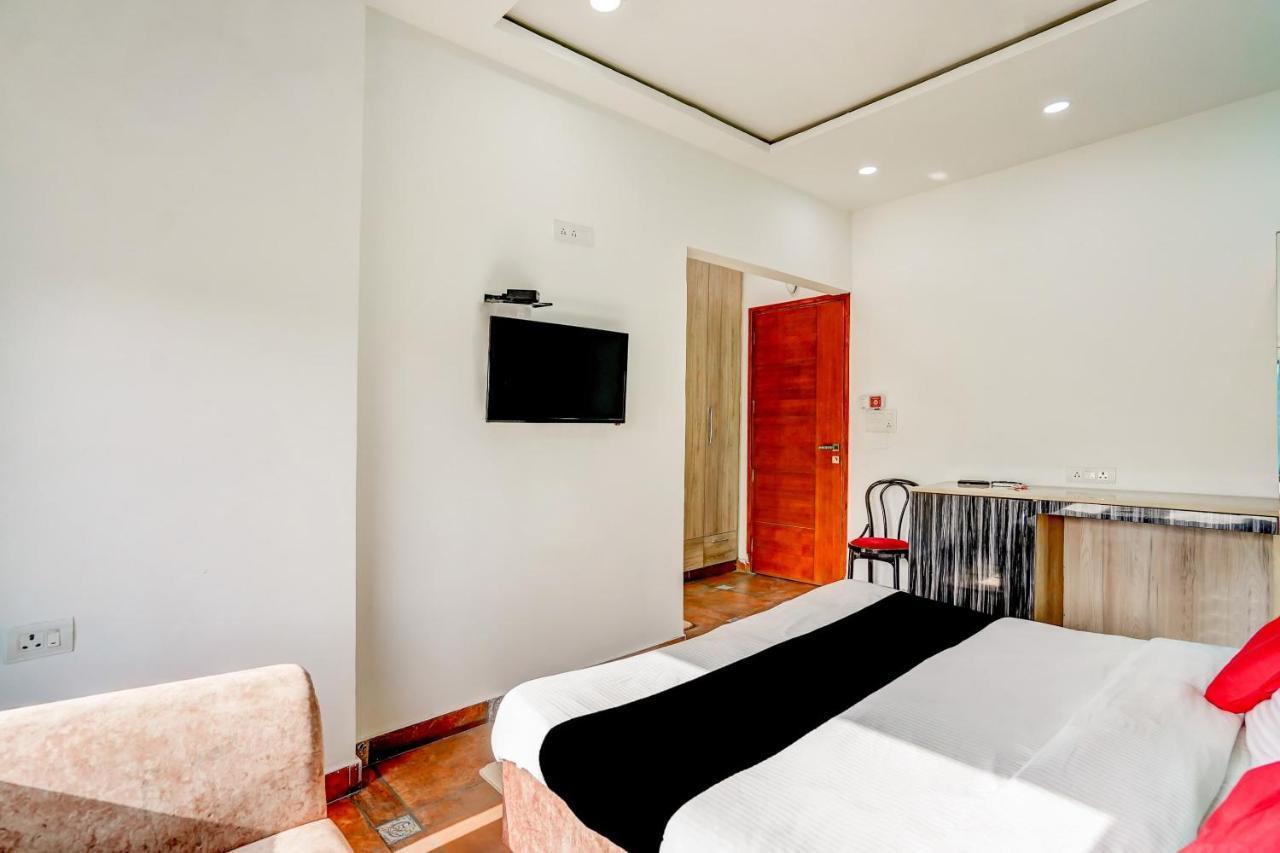 Capital O Mannat Near Shalimar Bagh Metro Station New Delhi
