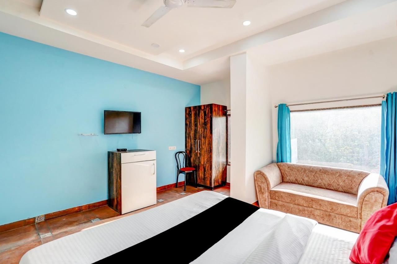 Capital O Mannat Near Shalimar Bagh Metro Station 3* New Delhi