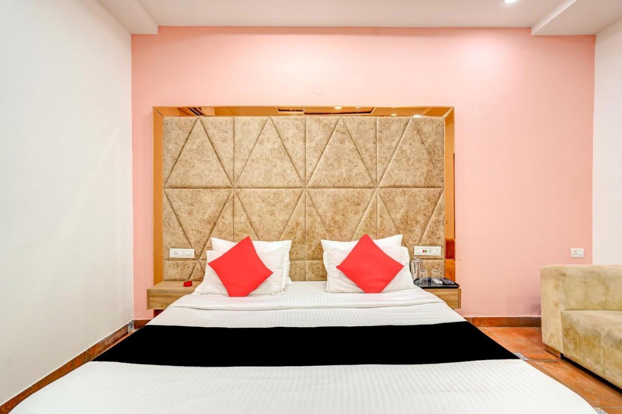 Capital O Mannat Near Shalimar Bagh Metro Station Hotel 3*