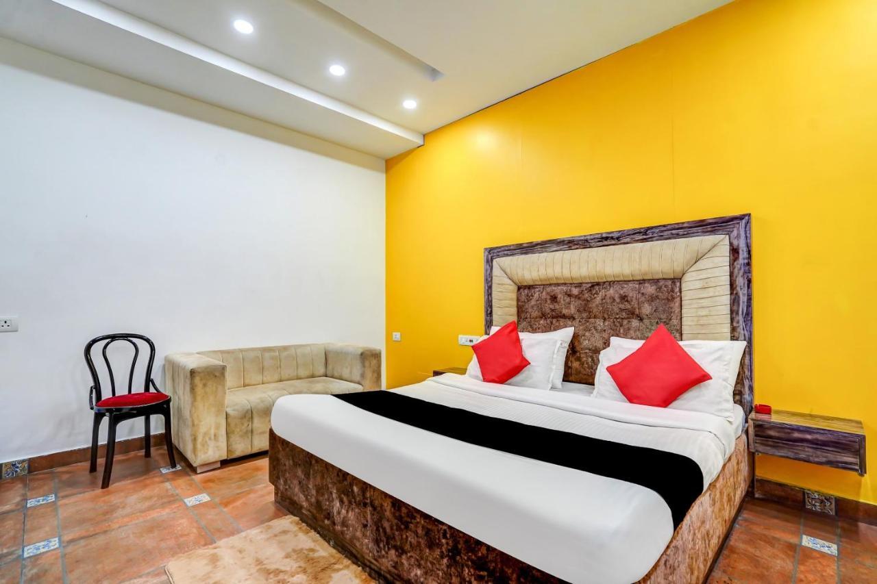 Hotel Capital O Mannat Near Shalimar Bagh Metro Station