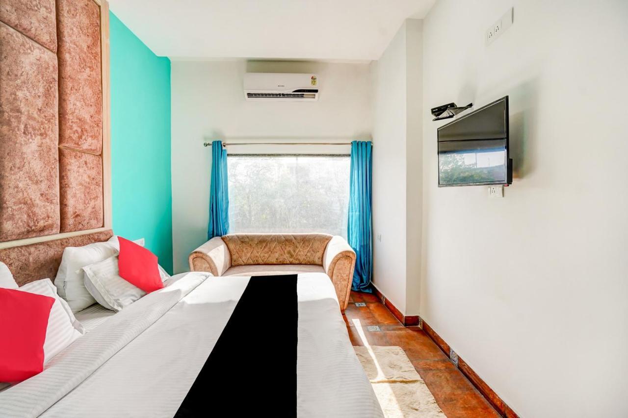 Hotel Capital O Mannat Near Shalimar Bagh Metro Station 3*