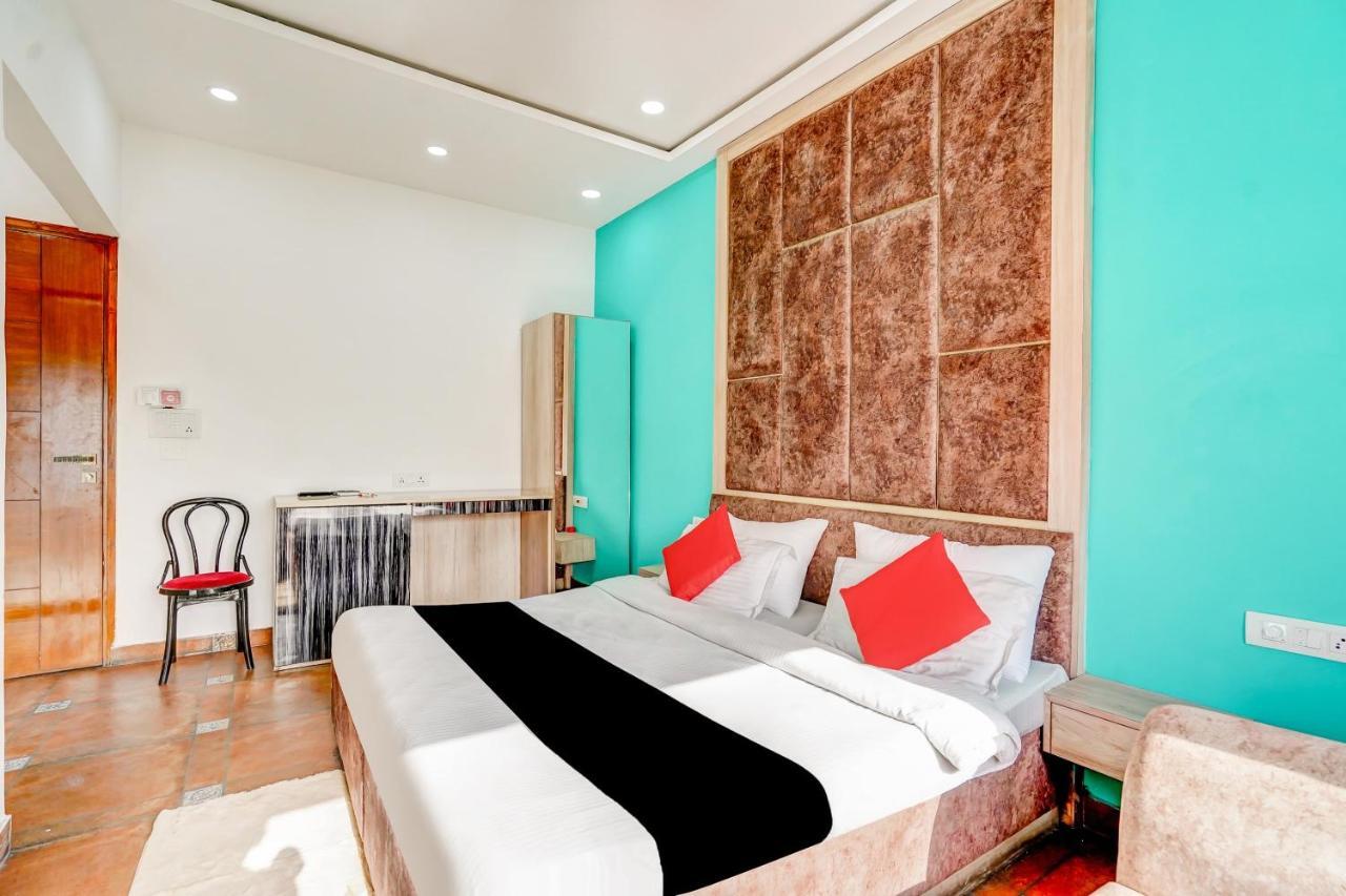 Capital O Mannat Near Shalimar Bagh Metro Station 3* New Delhi