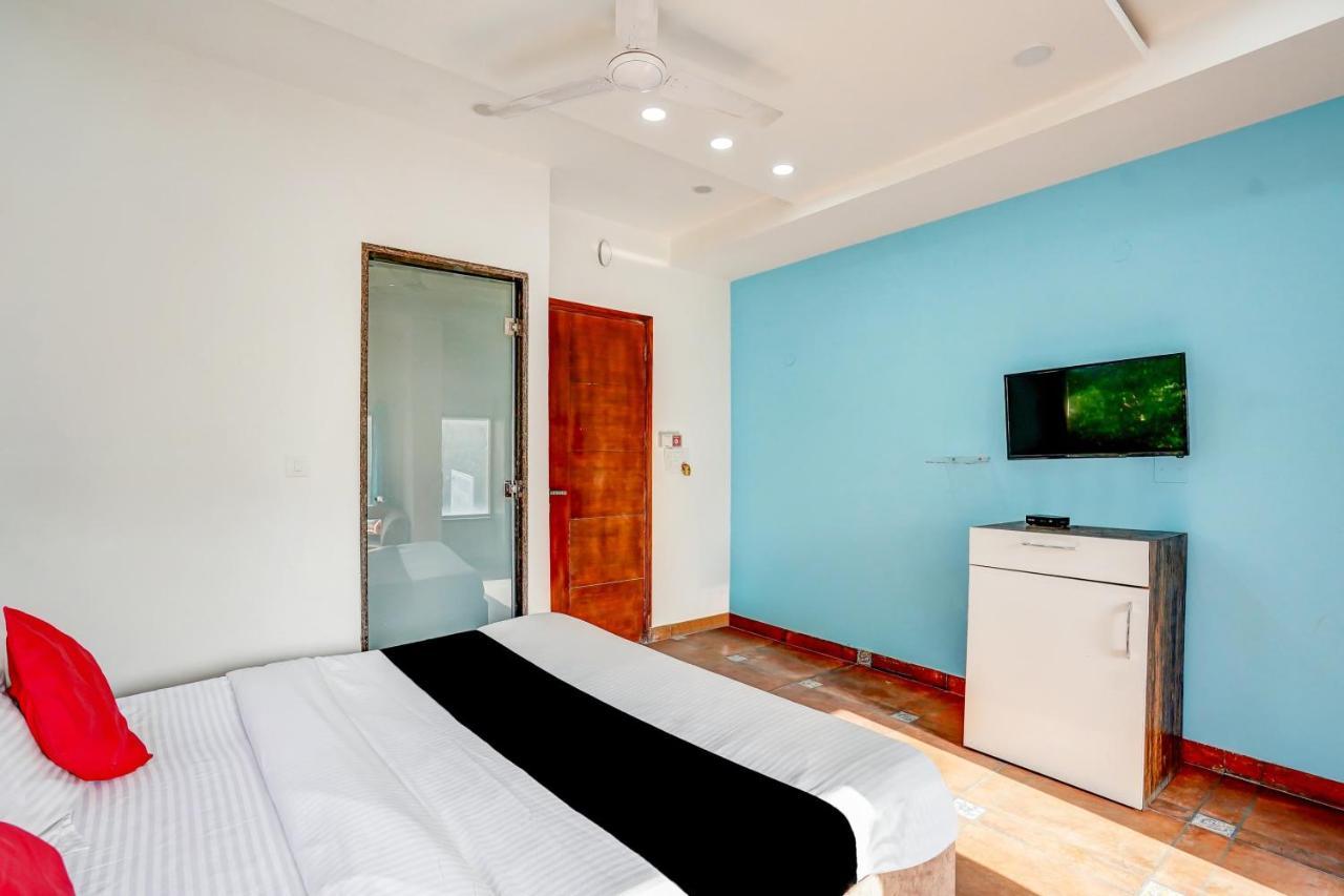 Capital O Mannat Near Shalimar Bagh Metro Station Hotel 3*