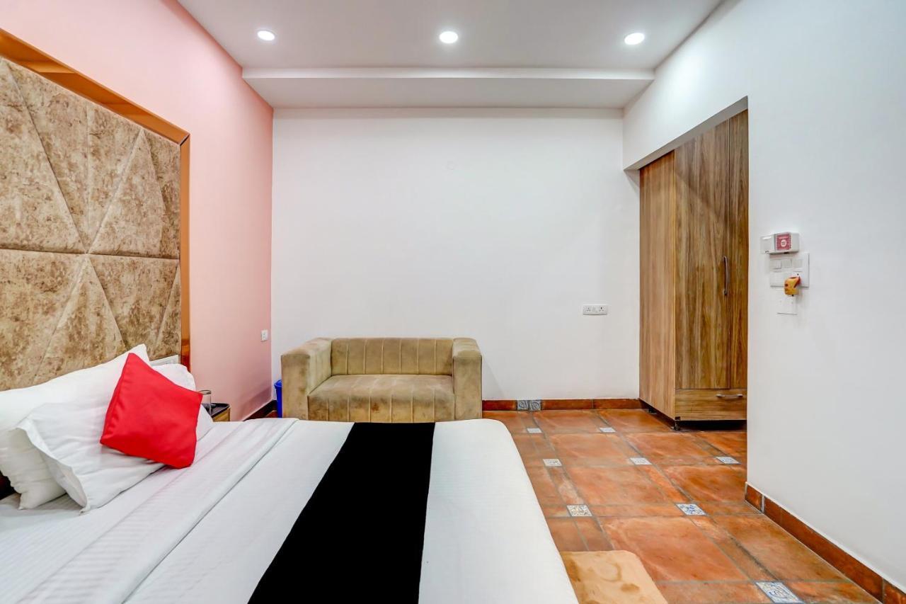 Capital O Mannat Near Shalimar Bagh Metro Station 3* New Delhi